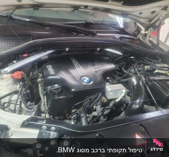 מנוע BMW עם כיסוי טורבו, צינורות וחלקים נוספים